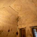 Ci ritroviamo infatti all�interno di stanze che presentano alte volte...
